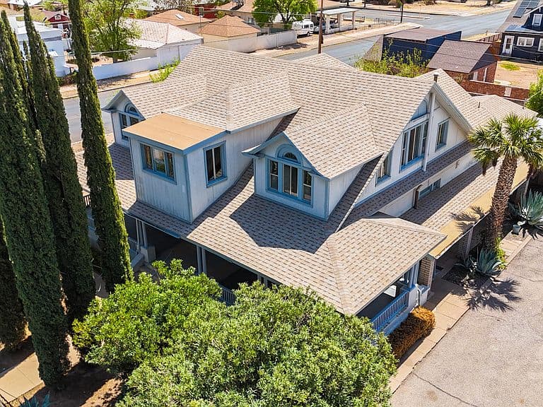 1047 E 10th St photo 3