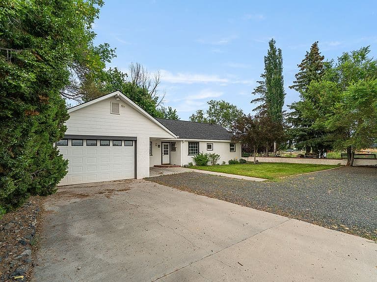 1120 Sierra Rd W photo 2