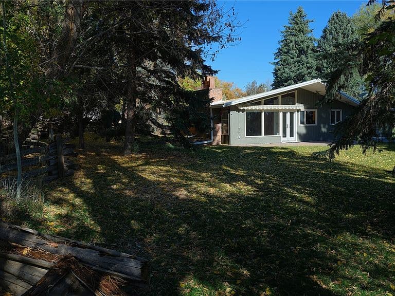 204 Emerald Dr photo 2