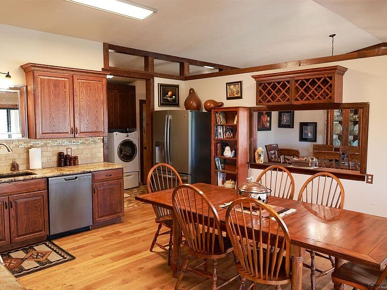 1216 Cole Rd photo 2