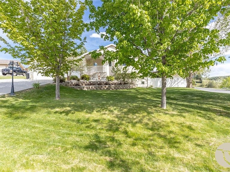 4546 Shasta Ln photo 3