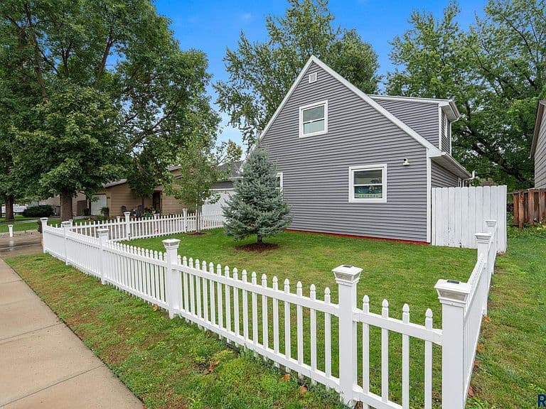 3204 S Greenwood Ave photo 3