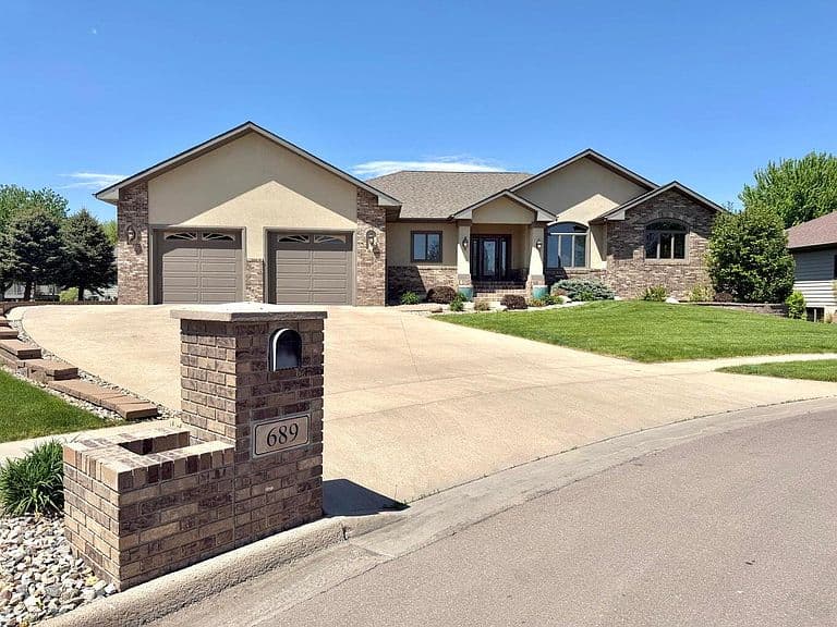 689 Nicholas Ct photo 1