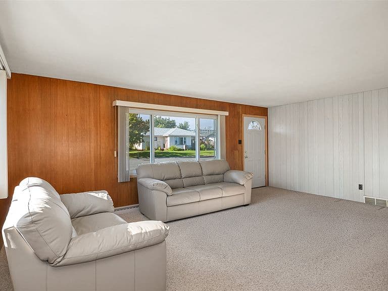 1310 Peosta Ave photo 3