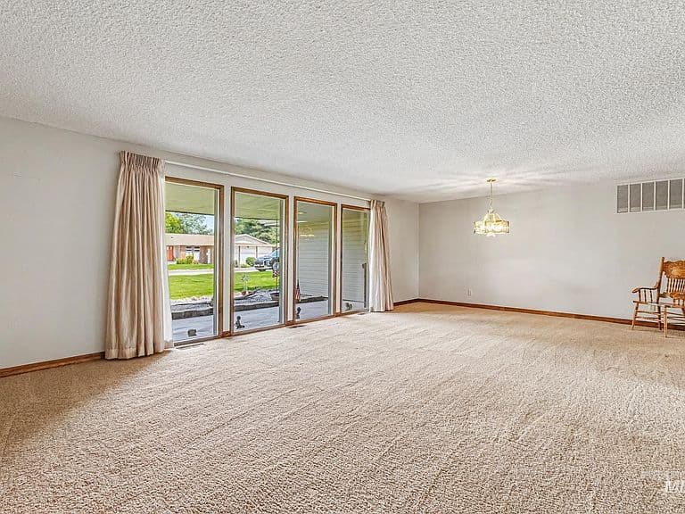 1703 Primrose Dr photo 5