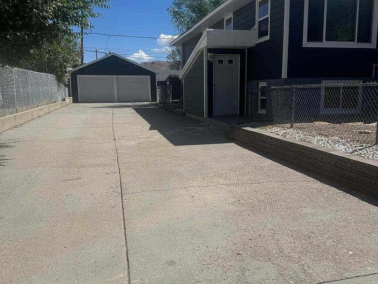 251 Logan St photo 3