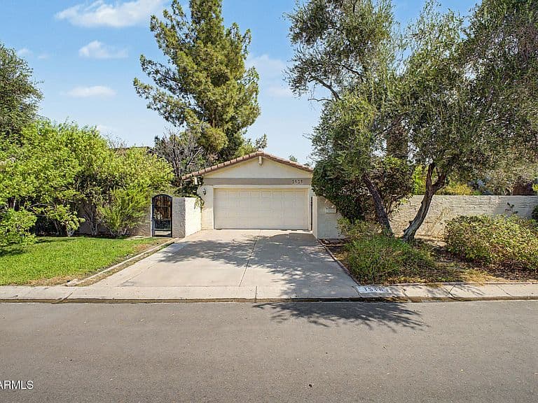 1518 E NORTHSHORE Drive photo 2