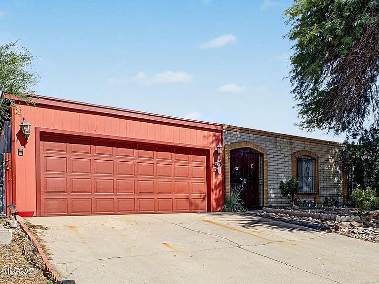7420 N Oliver Ave photo 2
