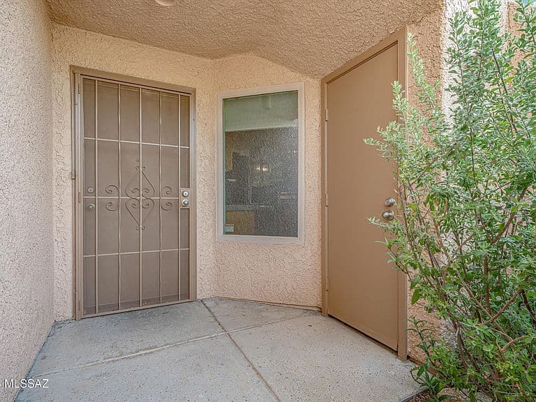 5675 N Camino Esplendora photo 2