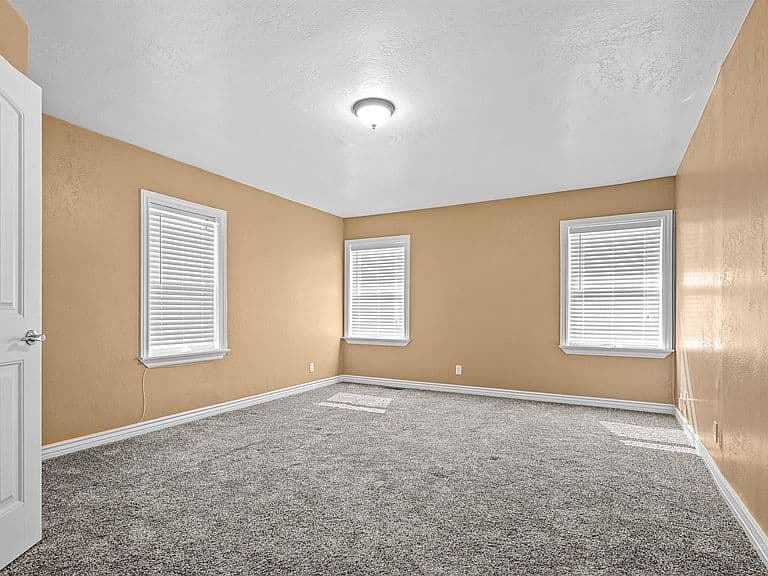 2040 Conant Ave photo 4