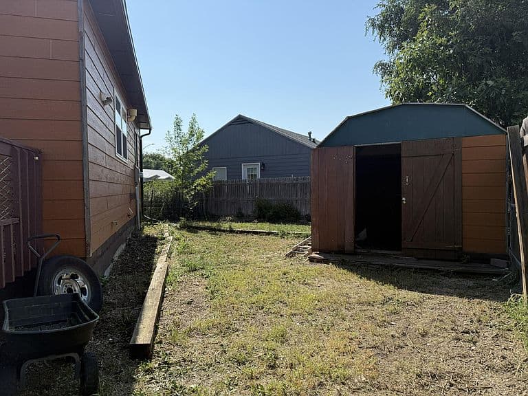 1426 E Dakota Ave photo 3