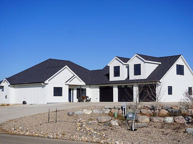 310 Country Dr photo 2