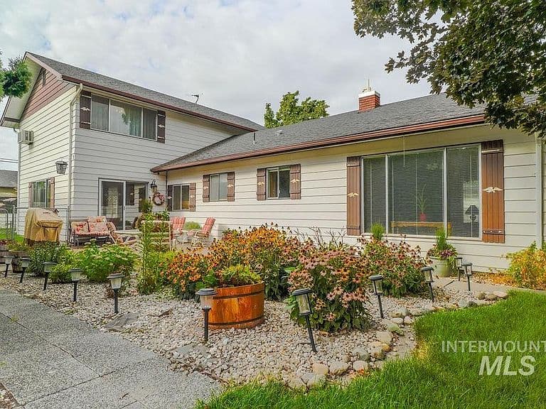 421 E Ave E photo 1