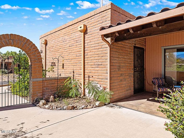 1618 W Calle Hacienda photo 4