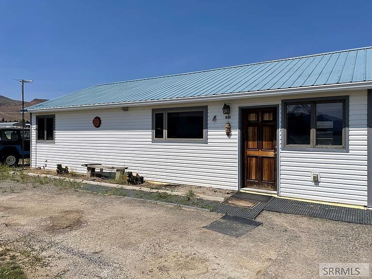 610 Apex Ln photo 2