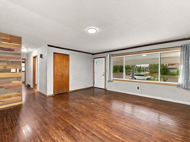 537 2nd Street Ct E photo 4