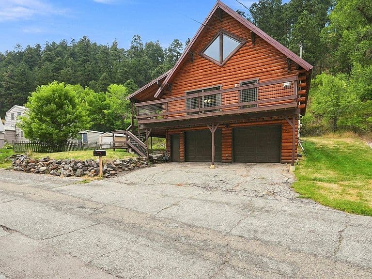 448 Golden Gate St photo 3