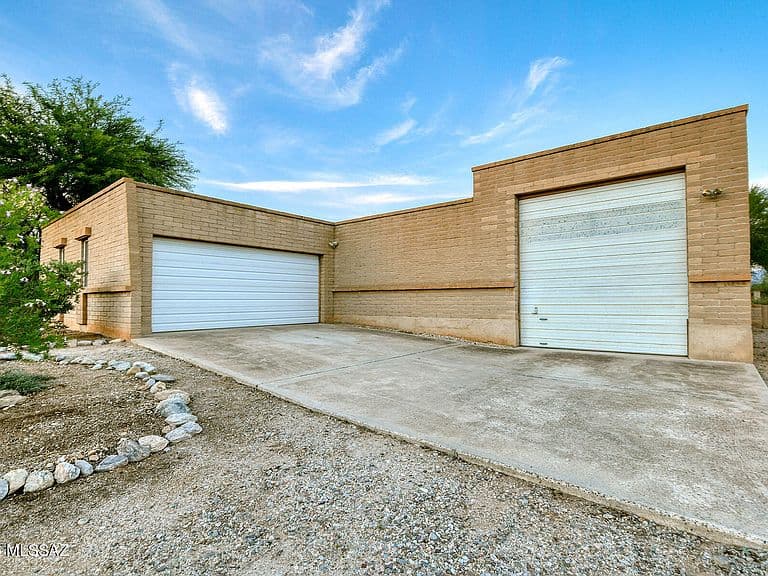 2560 N Jeanette Ave photo 4