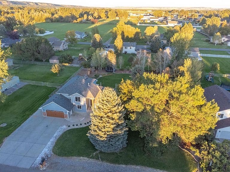525 Calypso St photo 2