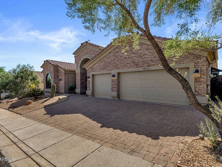 1837 E MARILYN Road photo 3