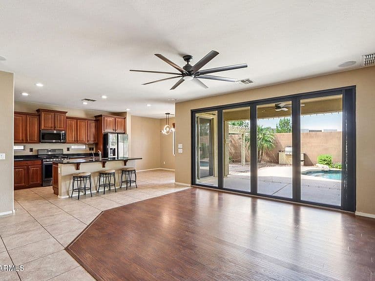 726 E KINGBIRD Drive photo 5