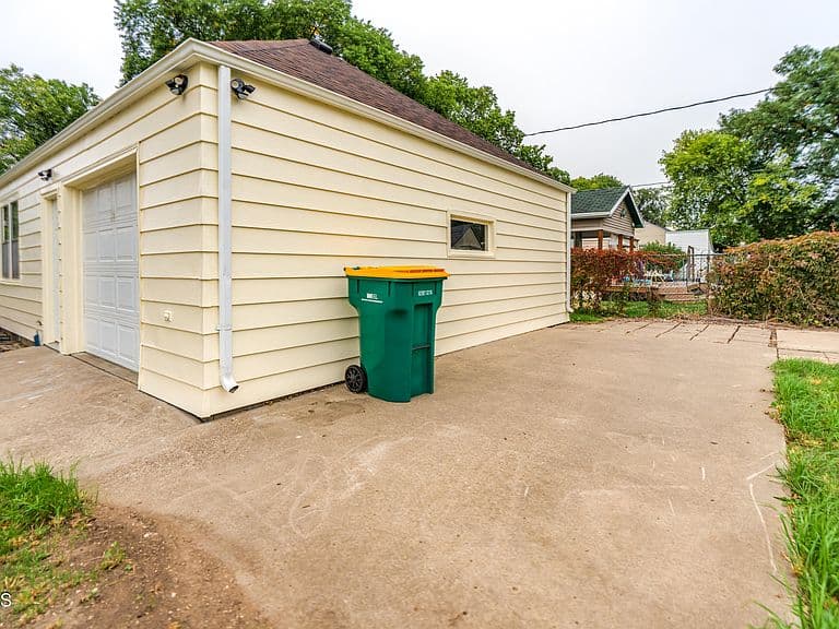1002 E F Ave photo 3