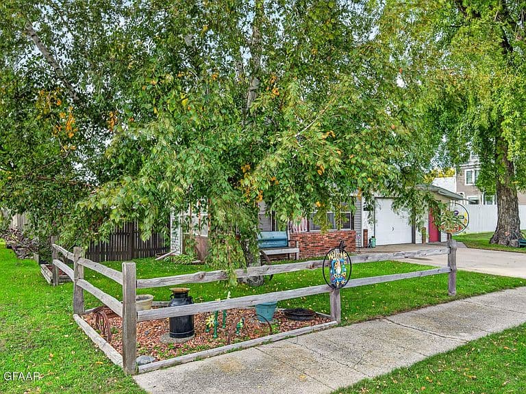 110 Clark Ave photo 3