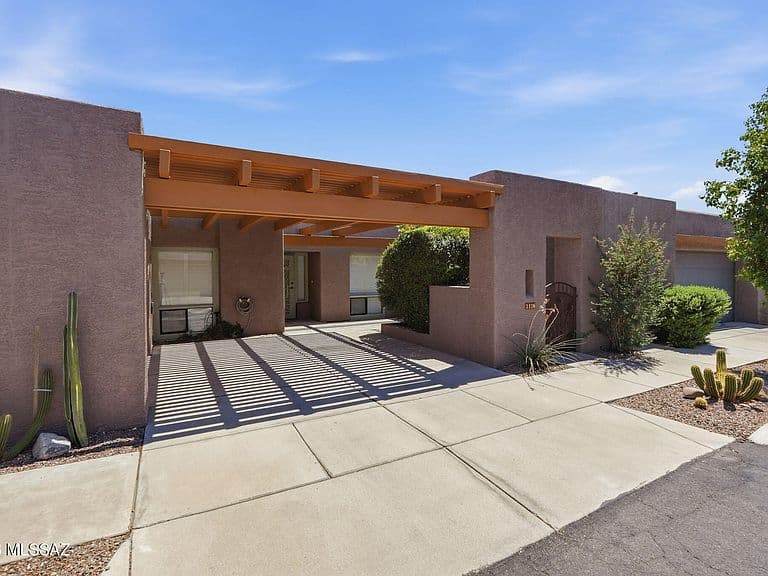 3136 E Macenroe Ln photo 1