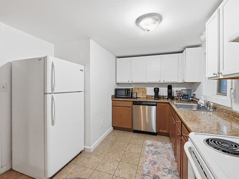446 Colchester Avenue photo 4