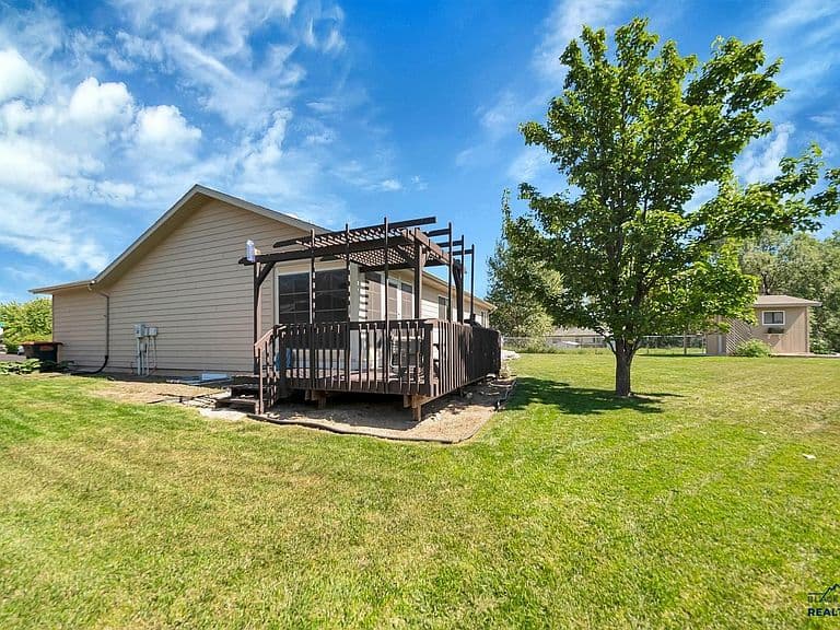 5256 Basswood St photo 4