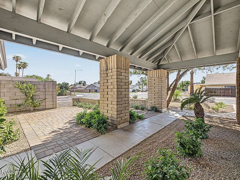 2610 E SYLVIA Street photo 4