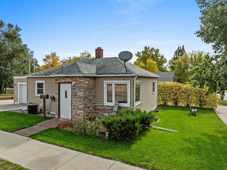 600 10th Ave NE photo 1