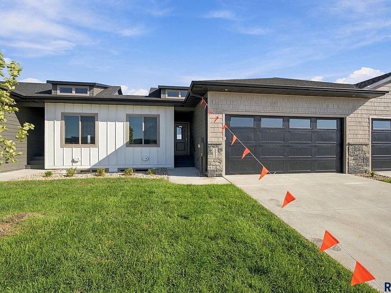 2812 E Hazelnut St photo 1
