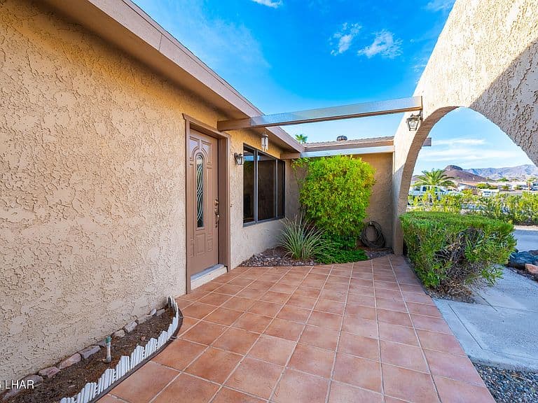 585 Aloha Dr photo 1