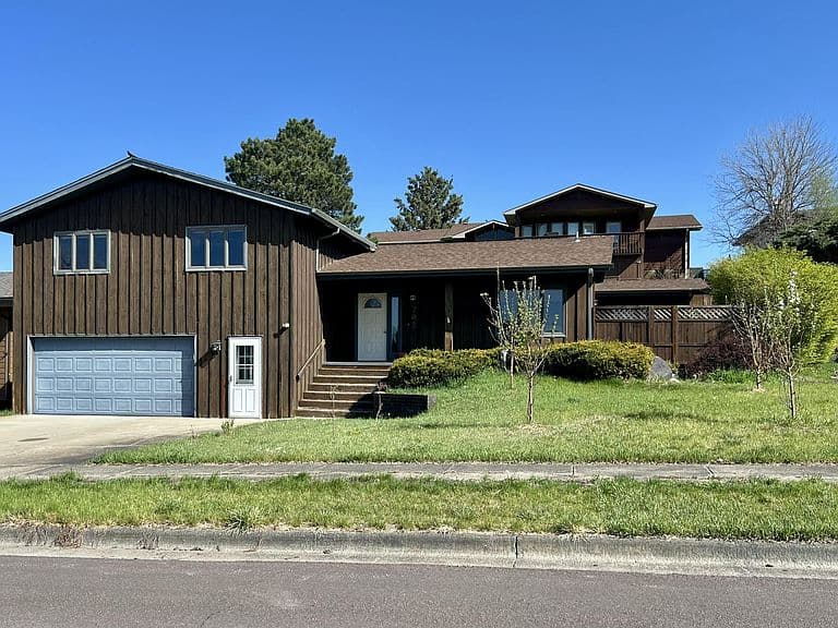 702 W Bridgeview Ave photo 1