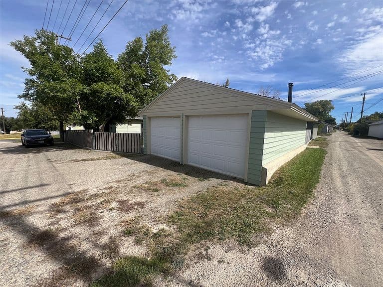 1329 Leslie Ave photo 3