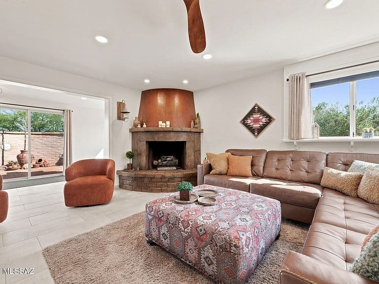 735 W Camino Del Poso photo 3