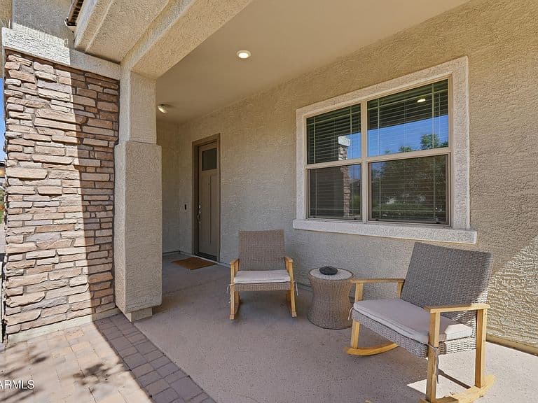 2522 E PLEASANT Lane photo 3