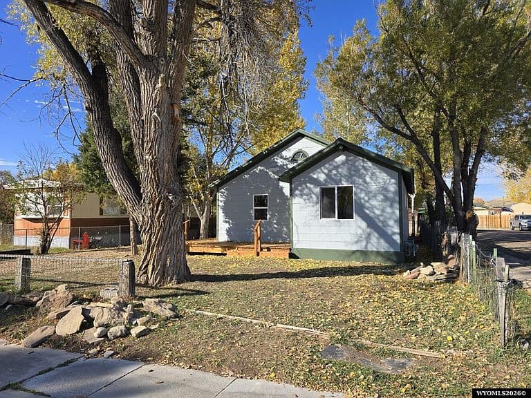 221 Beryl St photo 2