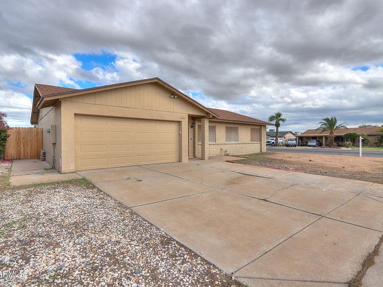 11102 W TURNEY Avenue photo 4