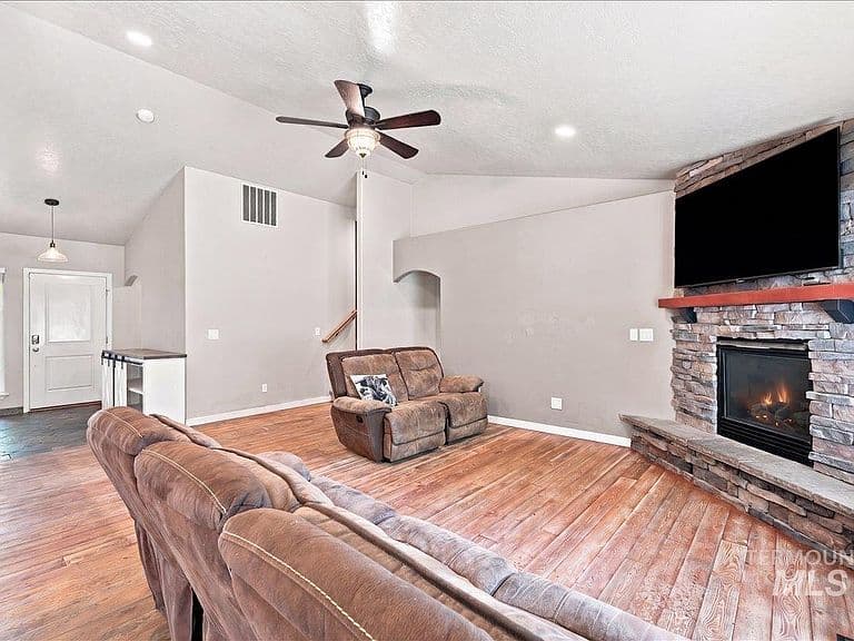 2127 N Maroon Ave photo 5