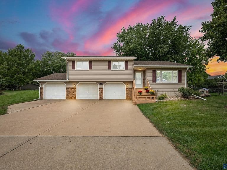 319 Hagemeyer Dr photo 1