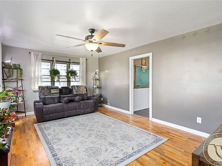 4634 Lux Ave photo 3