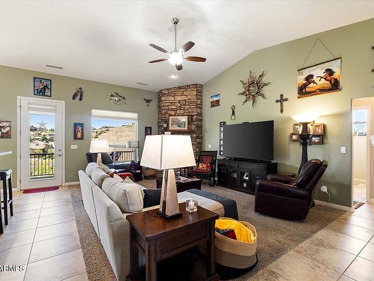 1052 ROUGH DIAMOND Drive photo 4