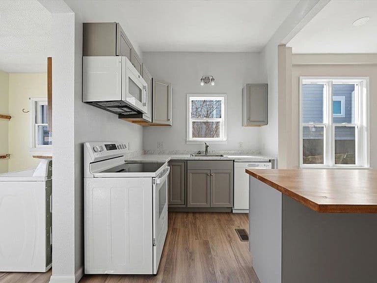8 Parkdale Ave photo 5