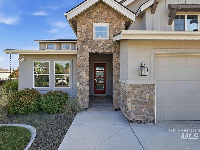 2546 E Lodge Trail Dr photo 2