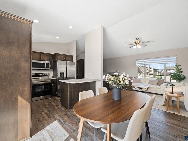 9425 W Liam St photo 5