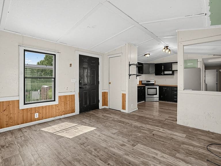 24 Hartland St N photo 5
