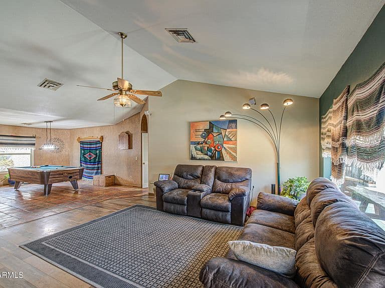 8136 E FOX Street photo 4