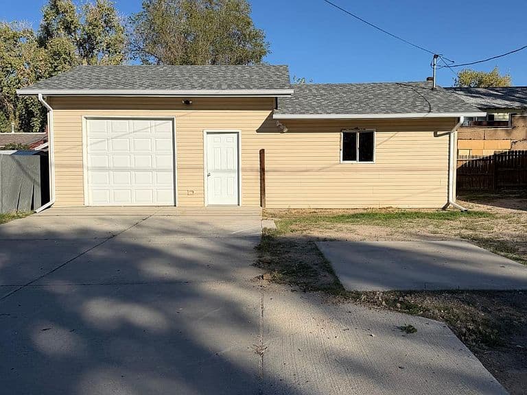 502 E L St photo 2